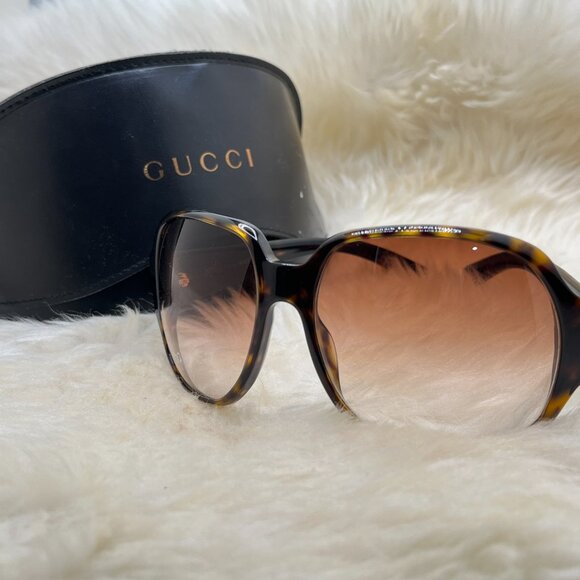 Gucci Sunglasses - EUC - Comes with original case - Picture 2 of 9